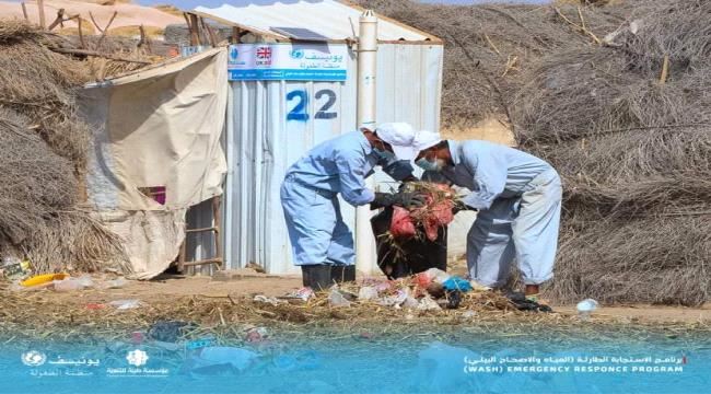 استمرار حملة رفع المخلفات من شوارع مخيمي العليلي و الوعرة  للنازحين في مديرية الخوخة بمحافظة الحديدة 
