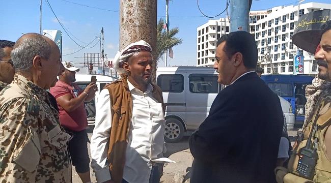 الممول من السلطة المحلية بالمديرية..مدير عام المنصورة يتفقد سير أعمال صيانة إنارة الطريق البحري