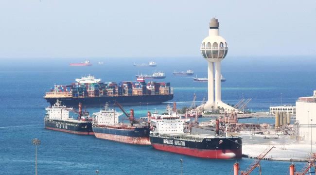 رويترز: انفجار في ناقلة نفط بميناء جدة بعد إصابتها من "مصدر خارجي"