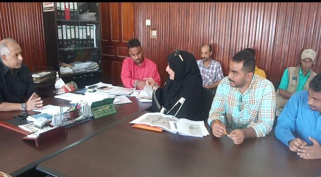 بكلفة أكثر ( 260 ) ألف دولار..مدير البريقة يناقش تنفيذ مشروع إعادة تأهيل خط الضخ بين محطتي الصرف الصحي الشرطة وكود النمر
