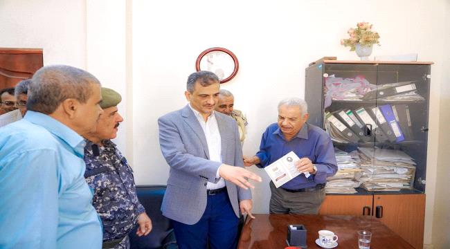 محافظ العاصمة عدن يصدر قراراً بتكليف مديراً عاماً للبريد بعدن
