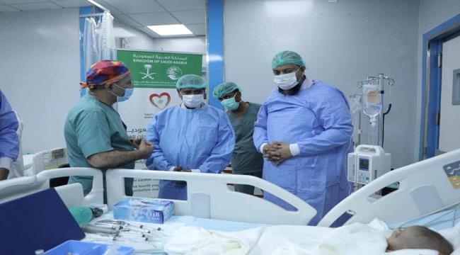 محافظ حضرموت يطلع على سير العمليات الجراحية بالمشروع الرابع لجراحة وقسطرة القلب للكبار ضمن برنامج نبض السعودية التطوعي