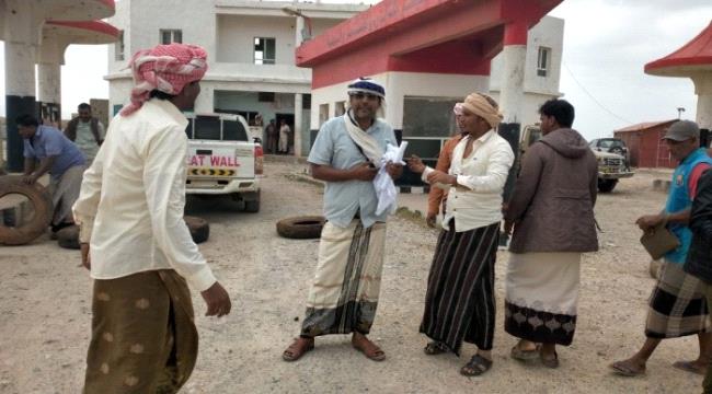 العيسي يفتح سوقاً سوداء لبيع المشتقات في سقطرى