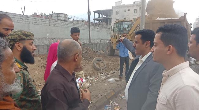 بعد إغلاق دام 5 سنوات..مدير عام المنصورة يشرف على عملية إعادة فتح الطريق المحاذي للسجن المركزي