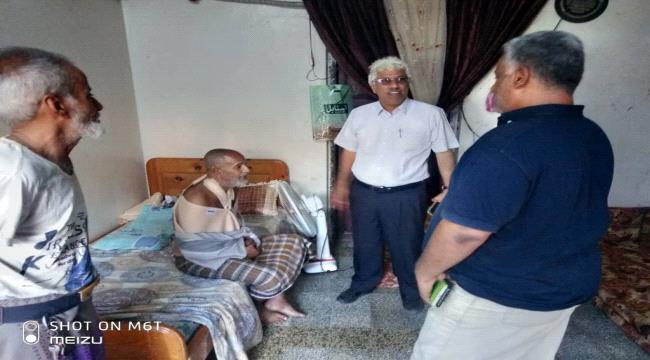 مدير عام التواهي يطمئن على صحة عامل التشجير بحديقة فكتوريا بالتواهي