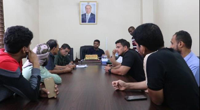 مدير الشيخ عثمان يناقش تجار الجوالات التصاميم الفنية لصيانة السوق 