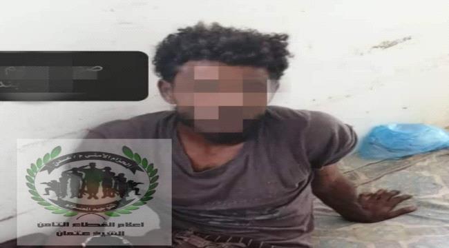 ضبط مخموراً فتح سلاحه على محلات وممتلكات المواطنين بسوق الهاشمي في عدن