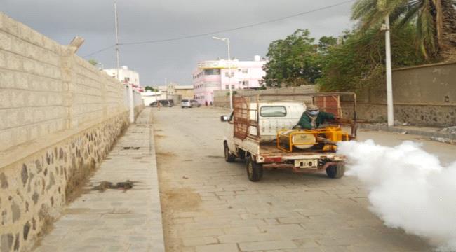 مدير البريقة يؤكد حرص قيادة السلطة المحلية على إستمرار أعمال الرش الضبابي والرذاذي بالمديرية