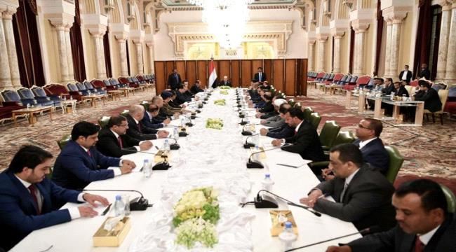 هادي يوجه الحكومة بالعمل من عدن والإخوان يلوحون بالخيار العسكري