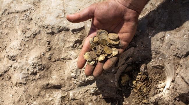 مراقب طيور يعثر على كنز من العملات الذهبية بقيمة تفوق مليون دولار