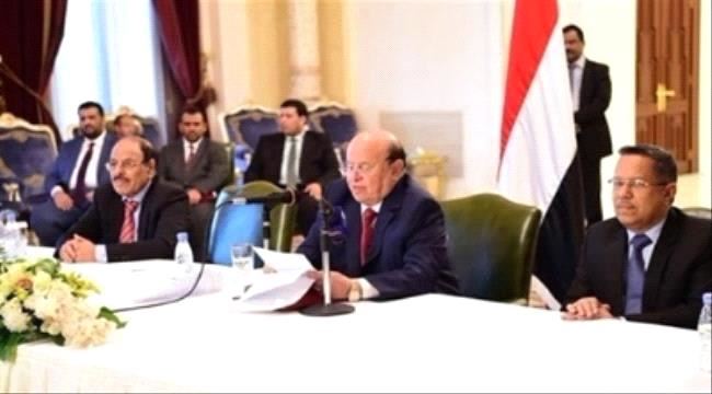 كبرى الصحف السعودية تفتح النار على الشرعية لأول مرة وتتهمها بالفساد والتآمر مع الأعداء 