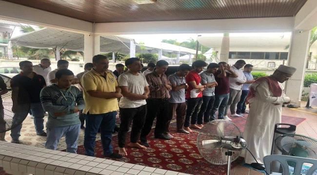طلاب اليمن  في ماليزيا يؤدون صلاة الجمعة في السفارة احتجاجا على سوء احوالهم المعيشية