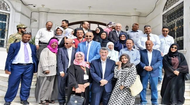 الرئيس القائد عيدروس الزُبيدي يلتقي مجموعة "مشاورات عدن" ويؤكد التزام المجلس باستعادة الدور الريادي للمدينة 