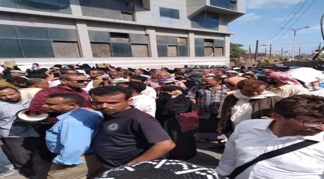 عاجل : حراسة قصر معاشيق تقمع تظاهرة لمعلمين بالقرب من القصر الرئاسي
