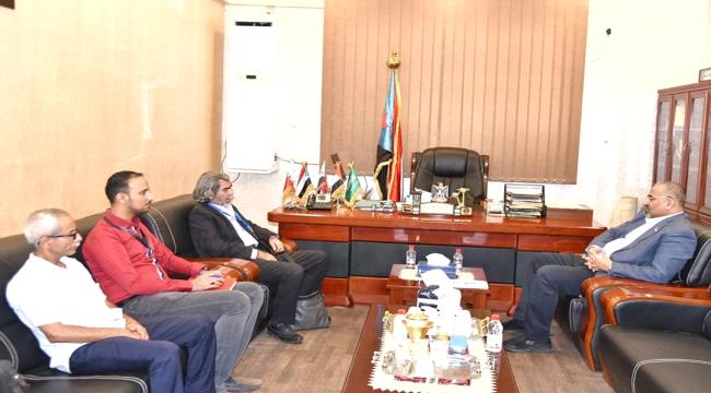 الرئيس القائد عيدروس الزُبيدي يلتقي مستشار مبعوث الامم المتحدة لليمن