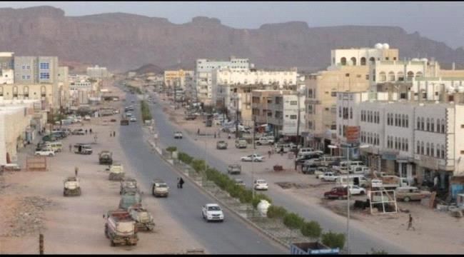 فضيحة مدوية.. مصلحة الأراضي وعقارات الدولة في شبوة المحتلة يعتدي بالضرب على الموظفين  