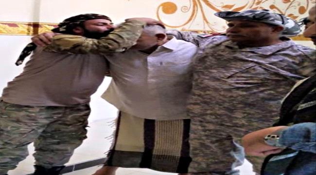 قائد الحزام الامني بالضالع يزور مدير  مركز العزل الصحي للإطمئنان على صحته 