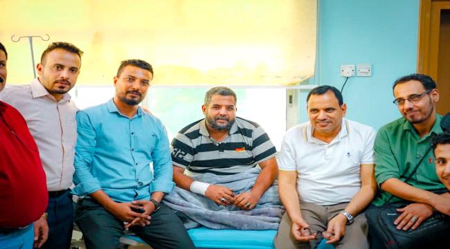 اللواء السقطري يطمئن على صحة مدير عام مديرية المعلا فهد مشبق