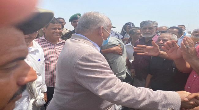 الوالي يزور اعتصاماً لمنتسبي الجيش والأمن الجنوبي أمام مقر التحالف العربي بالعاصمة عدن