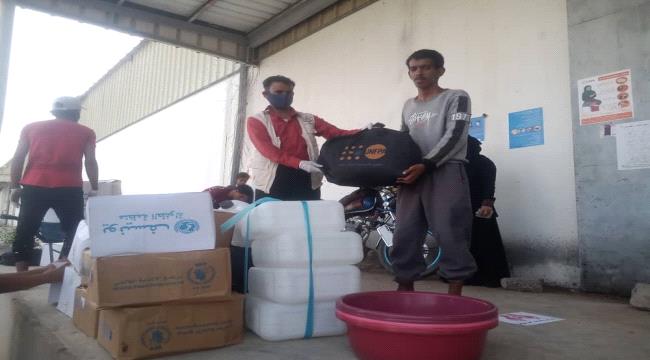 أبين:اليوسفي يدشن  صرف مواد الاستجابة الطارئة لنازحي الشيخ سالم