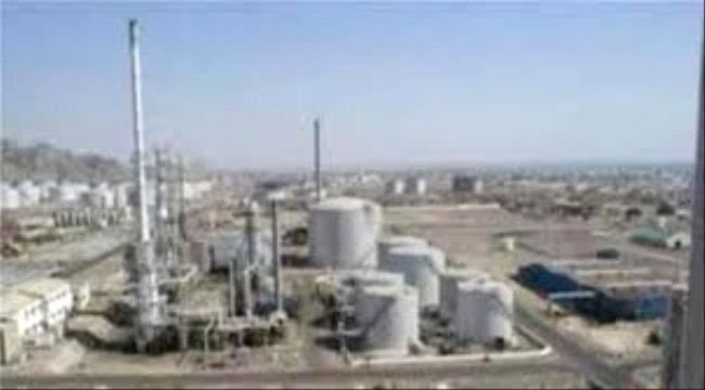 عدن: استمرار اضراب عمال شركة المصافي لليوم الثاني على التوالي بسبب الرواتب 
