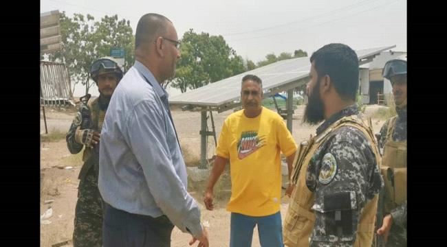 قائد قوات حماية المنشآت الحكومية يزور حقل المناصرة للمياه في لحج
