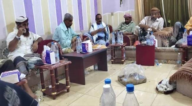 اللواء فضل العمري يتقدم وفد عسكري الى منزل التركي من اجل التحكيم ورد الاعتبار للقائد حمدي شكري  . 