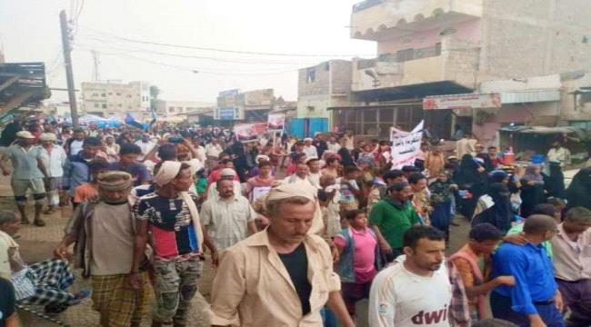 الآلاف يتظاهرون في لحج تأييدا للإدارة الذاتية وتنديدا بفساد السلطة المحلية