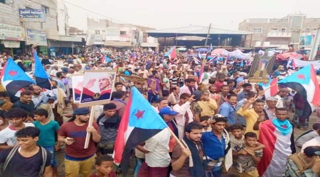 الآلاف يشاركون في المسيرة الجماهيرية الحاشدة بحوطة لحج تأييداً للمجلس الإنتقالي الجنوبي وللإدارة الذاتية وتنديداً بتردي الخدمات