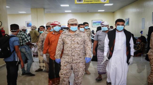 سقطرى .. وكيل محافظة سقطرى وقائد التحالف يستقبلان العالقين من أبناء سقطرى بمطار سقطرى الدولي