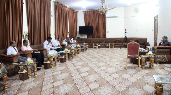 محافظ حضرموت يثمّن جهود الأطباء والممرضين في المستشفيات ومراكز العزل لمواجهة فيروس كورونا