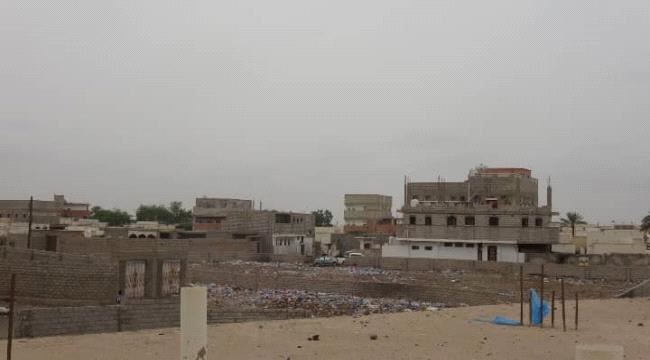 مليشيات الحوثي تستهدف الأحياء السكنية في مركز مدينة التحيتا 