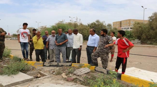 مدير الشيخ عثمان يتفقد الصالة المغلقة ويدعم بتأهيل شبكة الصرف الصحي 