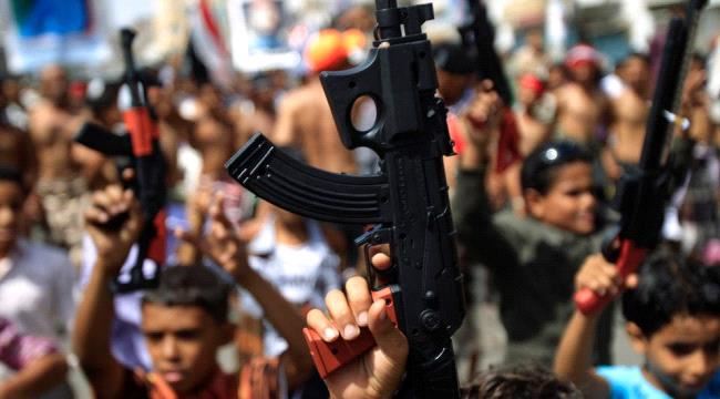 طفل يمني يقتل والده بكلاشنكوف بإيعاز من شقيقه