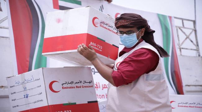 بدعم من دولة الإمارات.."هيئة الهلال الأحمر" توزع مساعدات إنسانية على اهالي مديرية حجر بحضرموت