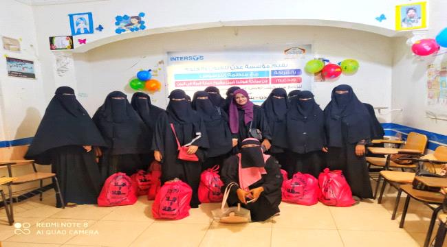 مؤسسة عدن للفنون والعلوم تحتفي باختتام تدريب خياطة بتكريم المشاركات