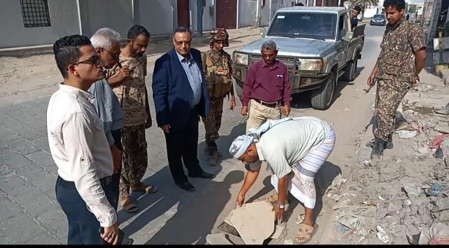 بكلفة بلغت ( 6 ملايين و 800 ألف ريال ) ..  مدير عام المنصورة يدشن العمل في مشروع تصريف مياه الأمطار بالمديرية