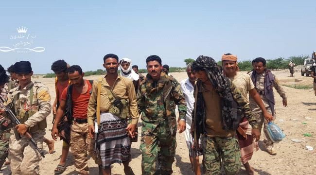 قائد العاشر صاعقة يتفقد قوات اللواء المرابطة في الخطوط الأمامية بمحور أبين