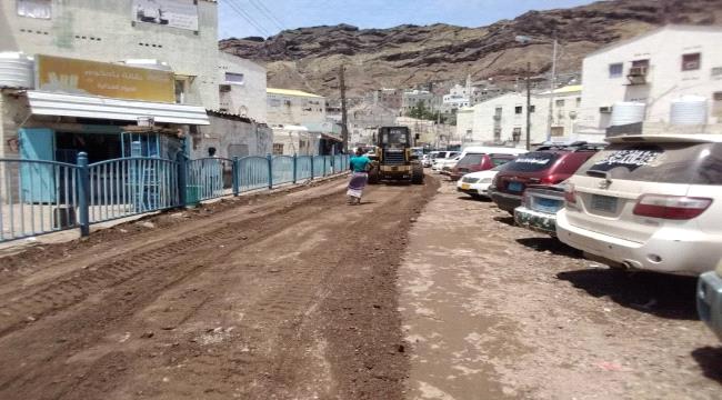 السلطة المحلية في التواهي تواصل اعمال رفع مخلفات سيول الأمطار ومعالجة اضرار شبكة الصرف الصحي