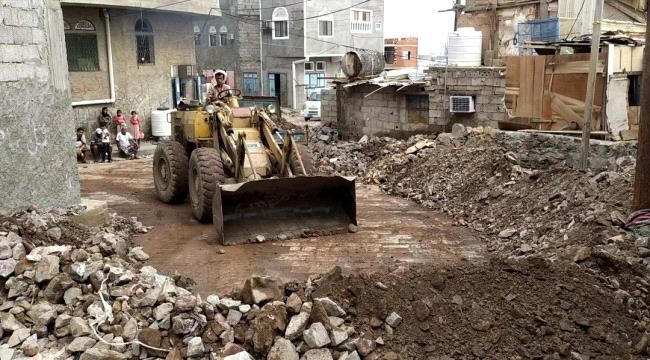 المشبق يؤكد على إستمرار أعمال رفع وإزالة مخلفات السيول بمديرية المعلا ويشيد بتعيين الشاذلي رئيسا للجنة الكوارث والطوارئ بالعاصمة عدن