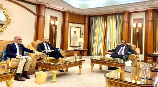 سياسي يمني:استقبال الزبيدي لسفراء غربيين في الرياض يأتي لتهيئة الرأي العام الدولي للتعامل مع الانتقالي مستقبلا