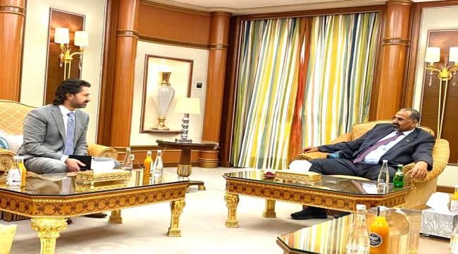 كاتب جنوبي: يدرك العالم أن الانتقالي بات جزء من صناعة السلام في المنطقة وقوة رئيسية فاعلة على الأرض 