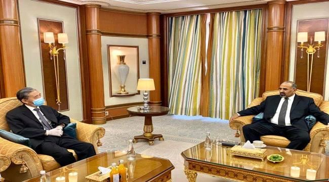 الرئيس القائد عيدروس الزُبيدي يستقبل السفير الصيني لدى اليمن