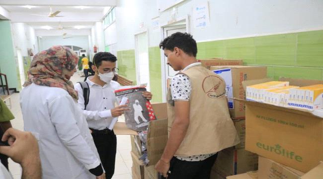 مؤسسة يافع للعمل والانجاز تسلم دفعة من الأدوية والمعدات لمركز القلوعة الطبي بمديرية التواهي