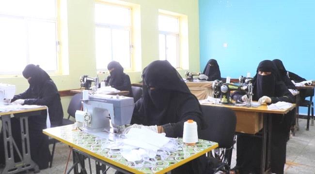 بدعم الامارات..المرأة في الساحل الغربي تنتج الكمامات وتوزعها مجانا للمواطنين 