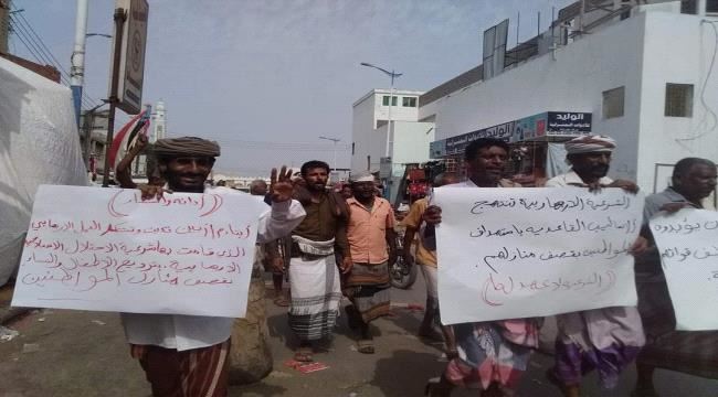 "يا جنوبي صح النوم لا إرهاب بعد اليوم".. تظاهرة حاشدة في أبين تندد بقصف الإخوان لسكان زنجبار