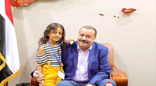 اللواء بن بريك يستقبل الطفلة رحاب علي طالب ضحية الاعتداء الهمجي الحوثي على الضالع