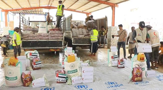 بدعم إماراتي..الهلال  الأحمر يوزع مواد غذائية  للصيادين بالخوخه