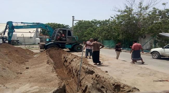  تنفيذ مشروع مد أنبوب صرف صحي لمركز العزل الصحي (الكميتي هول) بالبريقة 