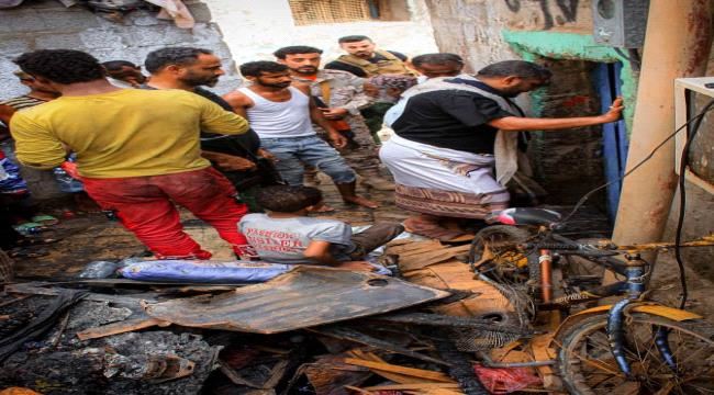 مدير عام مديرية المعلا يتفقد المنزل المحترق بالشيخ اسحاق ويوجه بنقل أسرة المنزل إلى أحد الفنادق بالمديرية